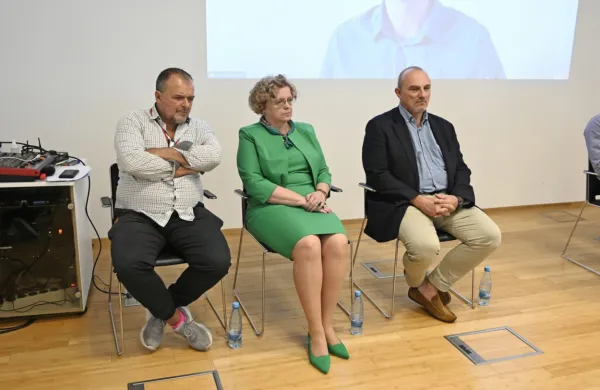 Predstojnik kliničnega oddelka za hematologijo UKC Ljubljana 
Samo Zver, predstojnica dermatovenerološke klinike UKC Ljubljana Tanja Planinšek Ručigaj in ginekolog Leon Meglič so opozorili 
na posledice predlagane novele zakona o zdravstveni dejavnosti.