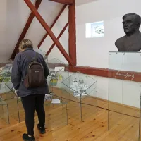 V Bevkovi domačiji v Zakojci je ob originalno ohranjenih prostorih in 
opremi na ogled tudi spominska soba Franceta Bevka.