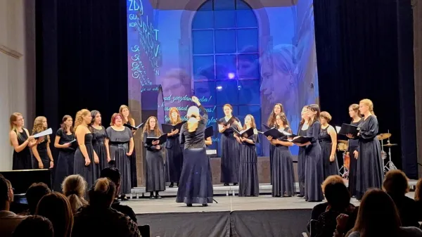 Zborovodkinja Maja Cilenšek in dekliški pevski zbor Glasbene šole 
Koper je zapel ob klavirski spremljavi Sindije Šiško in v ritmu 
tolkalista Tima Lindiča, s solo nastopom pa je pozornost pritegnila 
Andreja Miknič. 
