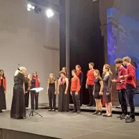 Mladinski pevski zbor z zborovodkinjo Majo Cilenšek in ob 
klavirski spremljavi Sindije Šiško, v katerem ubrano zvenijo 
dekliški in fantovski glasovi.  