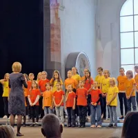 Otroški pevski zbor z zborovodkinjo Kristino Babič je nastopil ob 
klavirski spremljavi Vesne Zuppin in med ostalim zapel pesem 
Ptice Toneta Pavčka, ki jo je uglasbil Bojan Glavina. 