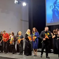 Praznovanje pevskih zborov se je sklenilo s sončnicami, ki so jih 
prejeli nekdanji in sedanji sodelavci, zapriseženi zborovskemu 
petju. 