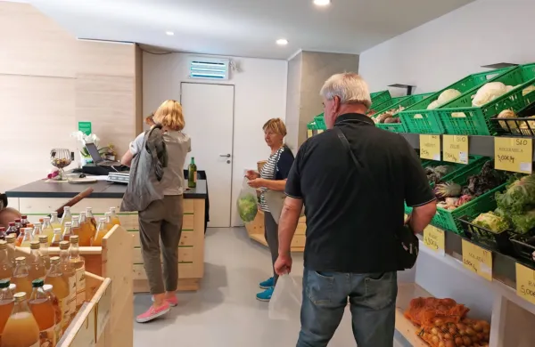 Ajdovci so se pred dnevi na Ajdovski tržnici razveselili nove trgovine Vitaminček, ki ponuja tudi veliko 
lokalno pridelane  zelenjave in sadja. 