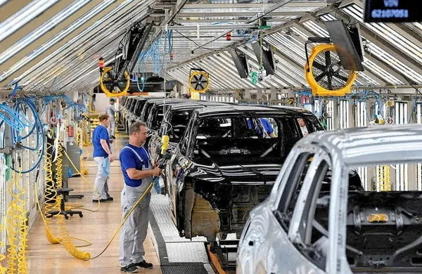 

Volkswagen namerava neuradno odpustiti 15 tisoč zaposlenih. 
Napoveduejo zapiranje tovarn, tudi v Nemčiji. FABIAN BIMMER