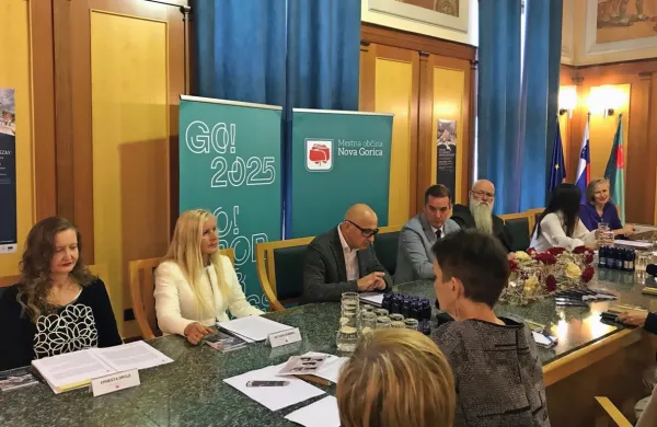 Dogajanje so predstavili (z leve): Ernesta Drole, Nataša Gorenc, 
Jernej Hudolin, Samo Turel, pater Niko Žvokelj in mag. Petra 
Bajec.