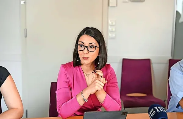 Ministrica za digitalno preobrazbo Emilija Stojmenova Duh je 
premierju Robertu Golobu ponudila odstopno izjavo.
