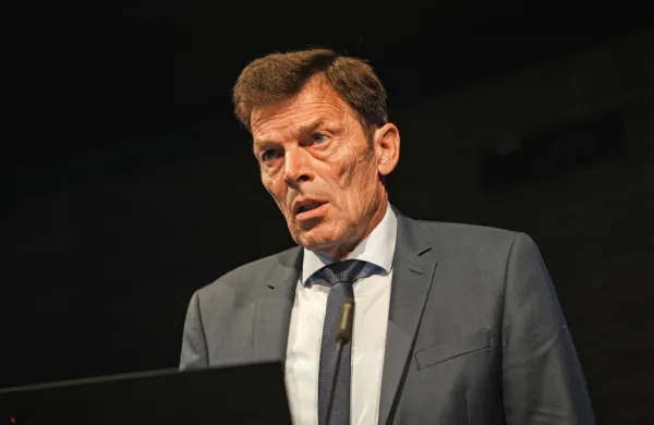 Vinko Logaj bo kljub nedavni napovedi upokojitve po odstopu 
Darja Felde zasedel mesto ministra za vzgojo in izobraževanje.