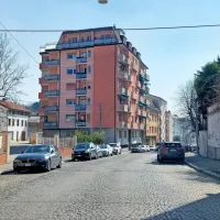 ... so samo čez mejo stanovanja tudi za polovico cenejša.