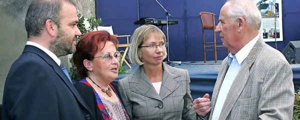 Nekdanja dolgoletna direktorja Primorskih novic Tomaž Bizajl in 
Barbara Verdnik ter odgovorna urednica Zdenka Lovec (vsi so že 
žal pokojni) in odgovorni urednik Bojan Gluhak na današnji dan 
pred 20 leti.  