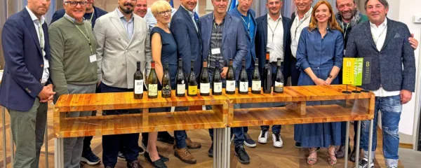   Briške rebule so predstavili (z leve): Simon Simčič (Medot), Silvio 
Jermann, Tomaž Ščurek, Federico Kleva (Gradis'cutta), Darinko in 
Luka Ribolica (Klet Brda), Caroline Gilby, Aleks Simčič (Edi Simčič), 
Matjaž Četrtič (Ferdinand), Alis Marinič (Vini Noue Marinič), Andrej 
Erzetič, Marjan Simčič, Mojca Mavec in Giovanni Bigot.   