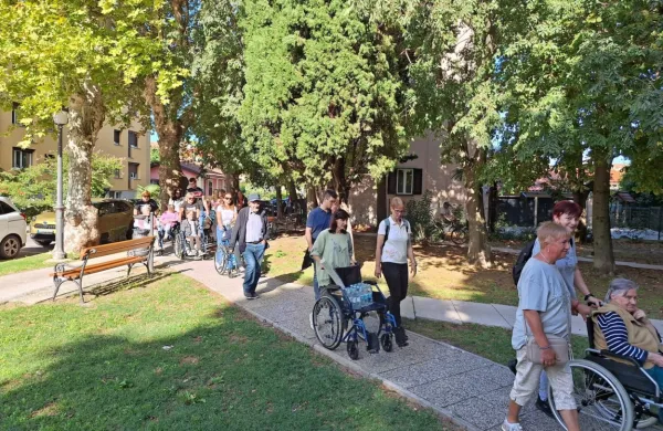 Sprehod stanovalcev izolskega doma upokojencev s svojci in zaposlenimi (FOTO, VIDEO)
