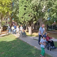 Sprehod stanovalcev izolskega doma upokojencev s svojci in zaposlenimi (FOTO, VIDEO)