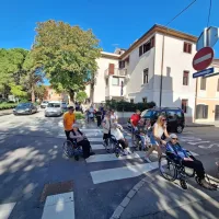 Sprehod stanovalcev izolskega doma upokojencev s svojci in zaposlenimi (FOTO, VIDEO)