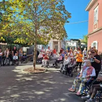 Sprehod stanovalcev izolskega doma upokojencev s svojci in zaposlenimi (FOTO, VIDEO)