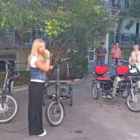 Sprehod stanovalcev izolskega doma upokojencev s svojci in zaposlenimi (FOTO, VIDEO)