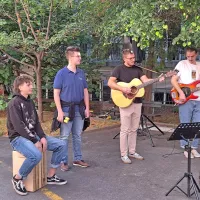 Sprehod stanovalcev izolskega doma upokojencev s svojci in zaposlenimi (FOTO, VIDEO)