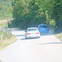 Zadnje današnje dejanje bo hitrostna preizkušnja na Banjšicah 
(posnetek je arhivski), ki omogoča velike hitrosti, videti pa bo 
mogoče tudi avtomobilske skoke.