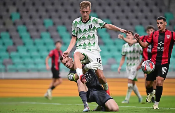 Prvi medsebojni dvoboj  v letošnji sezoni z Olimpijo v Stožicah je Primorje  (v rdeče-črnih dresih)  izgubilo z 0:2. Kako bo danes v Ajdovščini?