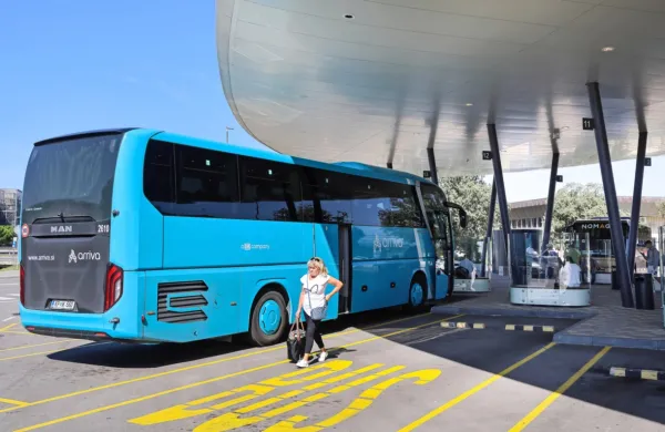 V obalno-kraški regiji so se odločili uvesti po eno dodatno vožnjo 
avtobusa ob petkih popoldne na relacijah Izola-Koper-Ljubljana, 
Ljubljana-Koper in Koper-Ljubljana ter ob nedeljah popoldne po 
eno na relacijah Koper-Ljubljana in Ljubljana-Izola.