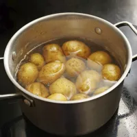

Pri glavobolu si lahko pomagamo tudi s krompirjem.