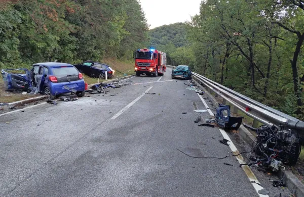 Nesrečni Italijan v modrem citroenu je mrtev obsedel na svojem 
sedežu. Ob citroenu črn audi mladega povzročitelja nesreče, 
desno pa modra suzuki vitara. 