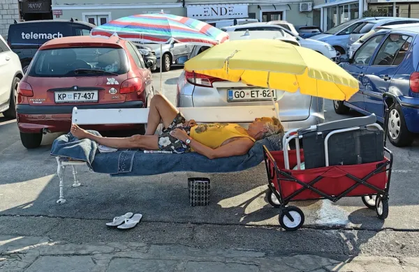 Turistov počitek v urbani senci