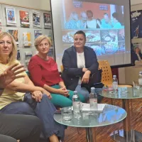 Ubald Trnkoczy  razstavlja niz 30 fotografij, s katerimi želi na 
humoren način pokazati, kako smo različni in drugačni v doživljanju turizma.
