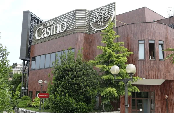 Grand Casino Portorož deluje v hotelu Metropol, a ker je obiskovalcev in prometa vse manj, bi se radi preselili v center 
Portoroža ter potrebujejo soglasje občine.