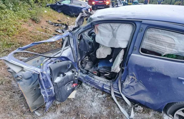 Reševalci 55-letnemu  vozniku  po silovitem  trku  niso  mogli  več  
pomagati,  njegova  sopotnica  pa je  umrla  v  bolnišnici.  