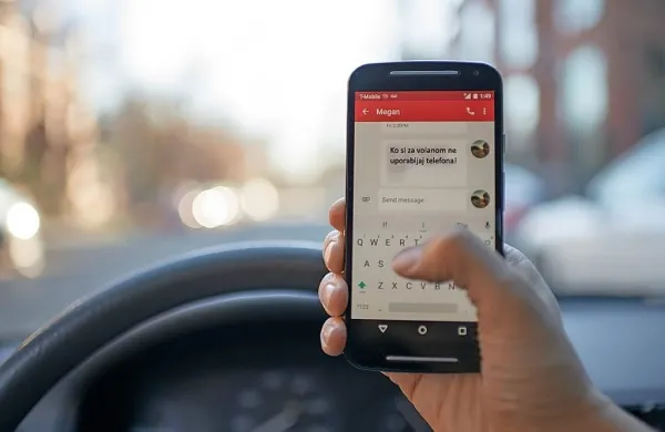 Tuje raziskave kažejo, da je med pisanjem SMS sporočila ali 
pregledovanjem družbenih omrežij voznik povprečno pet sekund 
osredotočen na telefon in ne na vožnjo.