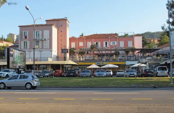   Stari hotelski del v Žusterni je   že zaprt.