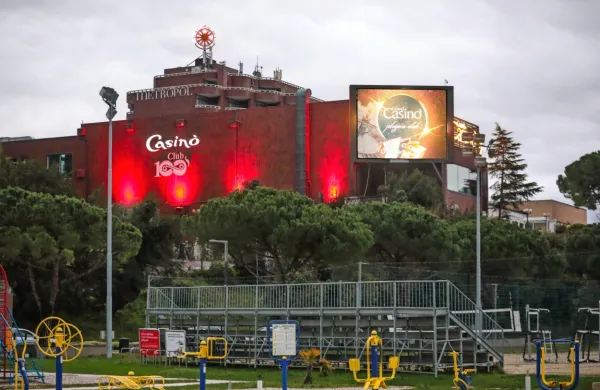 Letos mineva 111 let, odkar so blizu hotela Metropol ustanovili prvo igralnico, in 60 let, ko je občina na 
predlog Nina Spinellija sprejela odločitev o ustanovitvi igralnice Portorož. Z igralniškimi vlaganji so bili 
zgrajeni Avditorij Portorož, marina in letališče ter različna javna infrastruktura. 