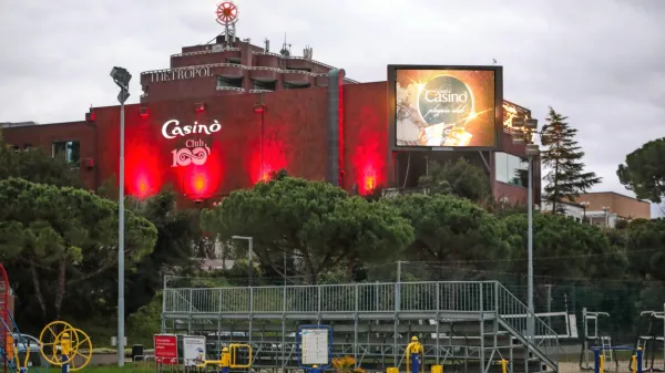 Letos mineva 111 let, odkar so blizu hotela Metropol ustanovili prvo igralnico, in 60 let, ko je občina na 
predlog Nina Spinellija sprejela odločitev o ustanovitvi igralnice Portorož. Z igralniškimi vlaganji so bili 
zgrajeni Avditorij Portorož, marina in letališče ter različna javna infrastruktura. 