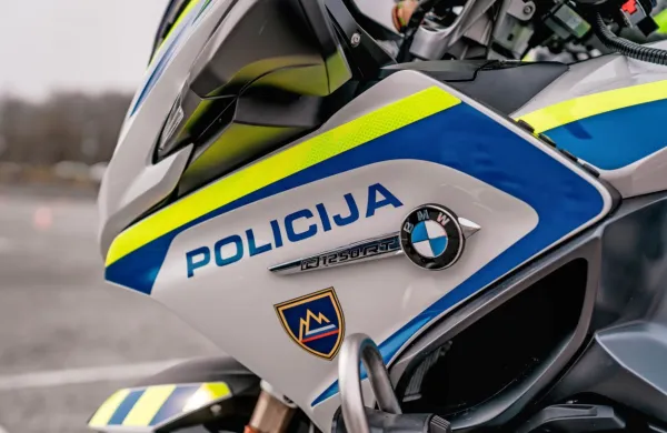 Uriniral pred trgovino, pred tem pa žalil zaposlene in mimoidoče