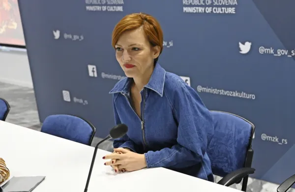 Ministrica Vrečko se zavzema za vsem dostopne avdiovizualne medijske storitve
