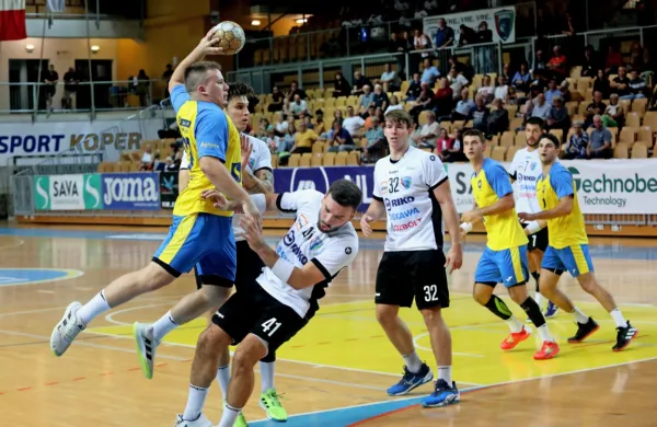 Koprski rokometaši (v rumeni-modrih dresih) so bili nemočni proti 
Ribnici. Kako se bodo odrezali drevi z Novomeščani?