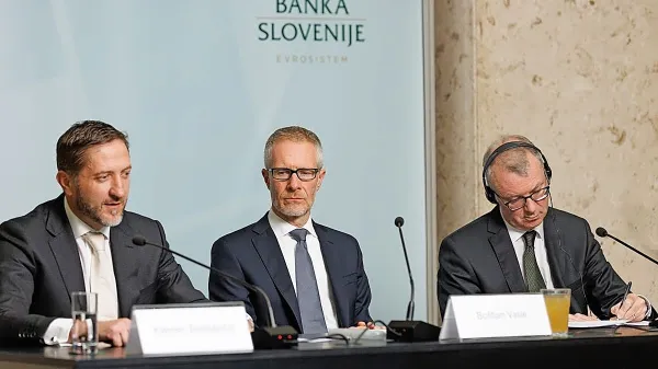 Boštjanu Vasletu (na fotografiji v sredini) 8. januarja prihodnje leto poteče šestletni mandat, a se je ponovno prijavil na guvernerski položaj.