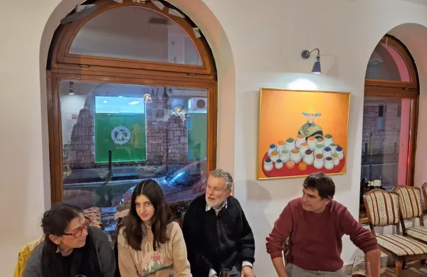 V izolski Art kavarni Odeon so drevi odprli razstavo najnovejših del  
priznanega slovenskega grafika in slikarja Karla Zelenka (prvi z 
desne je vnuk Marko Zelenko, zraven pa so še sin Rok Zelenko z 
ženo in pravnukinja), ki pri 99 letih še vedno  ustvarja.