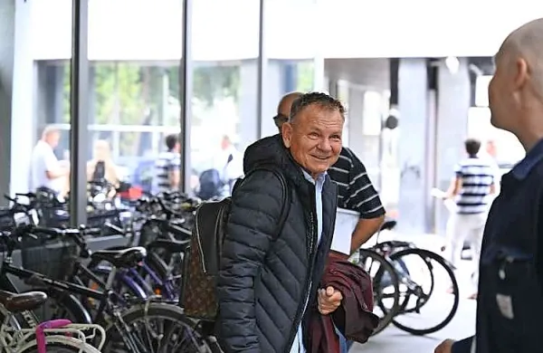 Franci Matoz  dela za obe strani: za občino Piran, ki ji svetuje pri 
prostorskih odlokih, in tudi rusko podjetnico, ki je v dolgoletnem 
sporu z občino in se z njo dogovarja o sodni poravnavi. 

