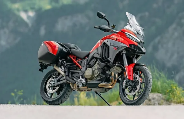 Multistrada velja za najbolj priljubljen Ducatijev model. Letno jih pri 
nas prodajo približno sedemdeset.
