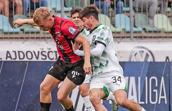 Nogometaše Olimpije (v svetlih dresih) čaka po dvoboju v Ajdovščini 
in  vmesni postaji v Nemčiji še nedeljsko gostovanje v Kopru. 