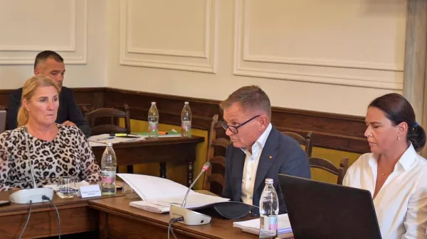 Odvetnik Franci Matoz je  svetnikom pojasnil, kaj prinaša obvezna razlaga enega od členov Zazidalnega načrta Fiesa 
- Pacug. Pričakovati je nove gradnje na stavbnih zemljiščih ob morju, zelen pas pa bo ostal nedotaknjen.  