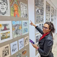 Ingrid Knez pred deli svojih nekdanjih učencev