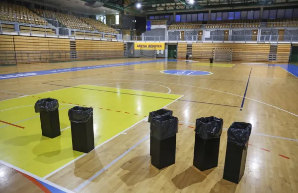 Upati je, da prihodnjo soboto  ob obisku prvakov iz Velenja v  
koprski dvorani Bonifika ne bo takšnih prizorov improviziranih  
zbiralnikov vode  s strehe, ki pušča.   