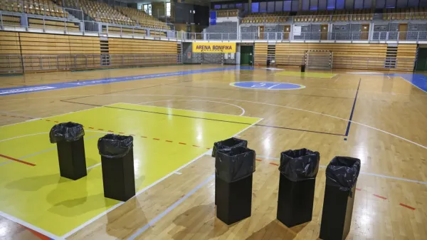 Upati je, da prihodnjo soboto  ob obisku prvakov iz Velenja v  
koprski dvorani Bonifika ne bo takšnih prizorov improviziranih  
zbiralnikov vode  s strehe, ki pušča.   