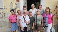 Nekoč so bile zaposlene v stari koprski porodnišnici: (z leve v prvi 
vrsti) Severina Olenik,  Vanja Piciga, Rajka Delaš, Nataša Juriševič, 
Dana Fajić in Gordana Njenjič; (z leve v drugi vrsti) Cvetka Čuk, 
Marija Lucija Bogataj in Nata Kocjan.