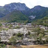 V Donji Jablanici so porušene številne hiše, ceste in mostovi, 
odneslo je del železniške proge. Veliko je ugibanj o tem, da je vzrok 
za plaz, ki je zasul več hiš, kamnolom nad naseljem.