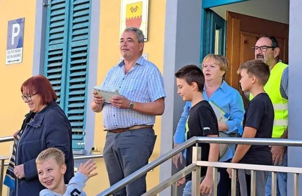 Biljenci so tudi  z živo verigo pomagali preseliti knjige iz starih v nove prostore krajevne knjižnice. 