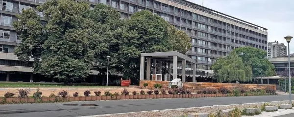 Socialistični mastodont bodo porušili. Na njegovem mestu bodo 
zgradili ekskluzivni večnamenski kompleks s stanovanjskimi in 
poslovnimi prostori ter hotel z restavracijami in številnimi drugimi 
vsebinami.
