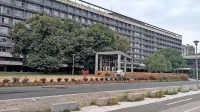 Socialistični mastodont bodo porušili. Na njegovem mestu bodo 
zgradili ekskluzivni večnamenski kompleks s stanovanjskimi in 
poslovnimi prostori ter hotel z restavracijami in številnimi drugimi 
vsebinami.